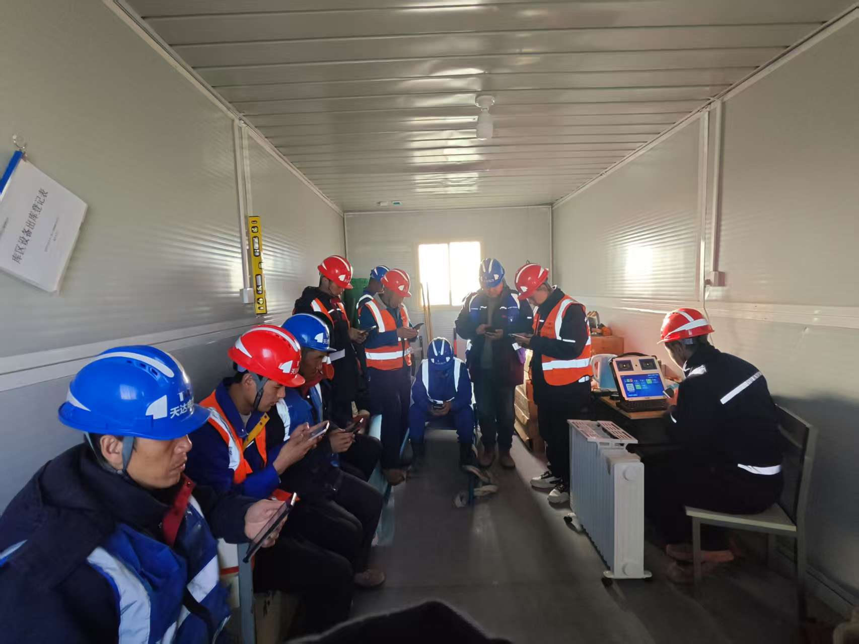 加强专业、安全知识培训、提高专业管理技能