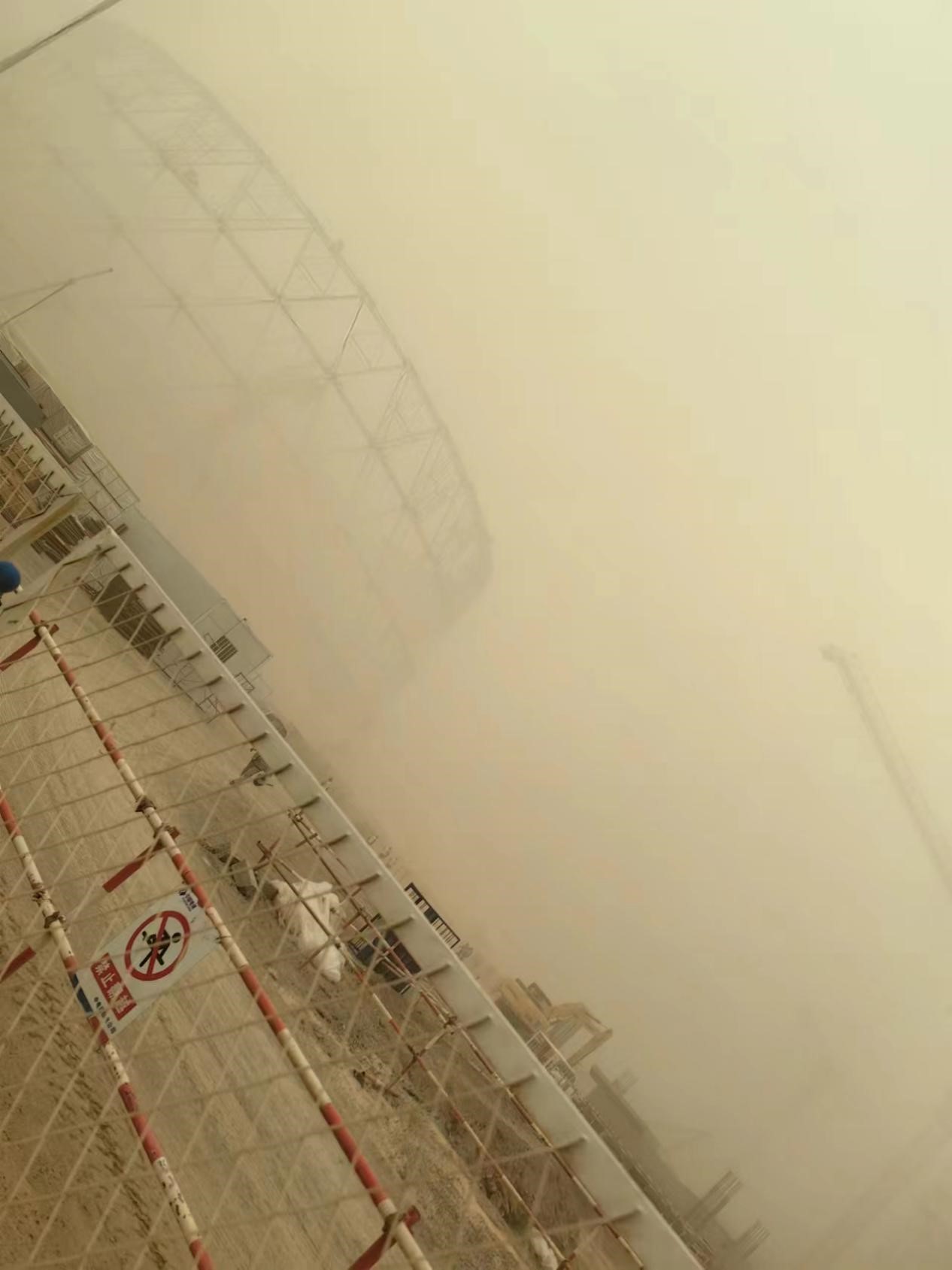 新疆哈密荒凉戈壁滩上现强沙尘暴天气 电建铁军奋进者砥砺前行